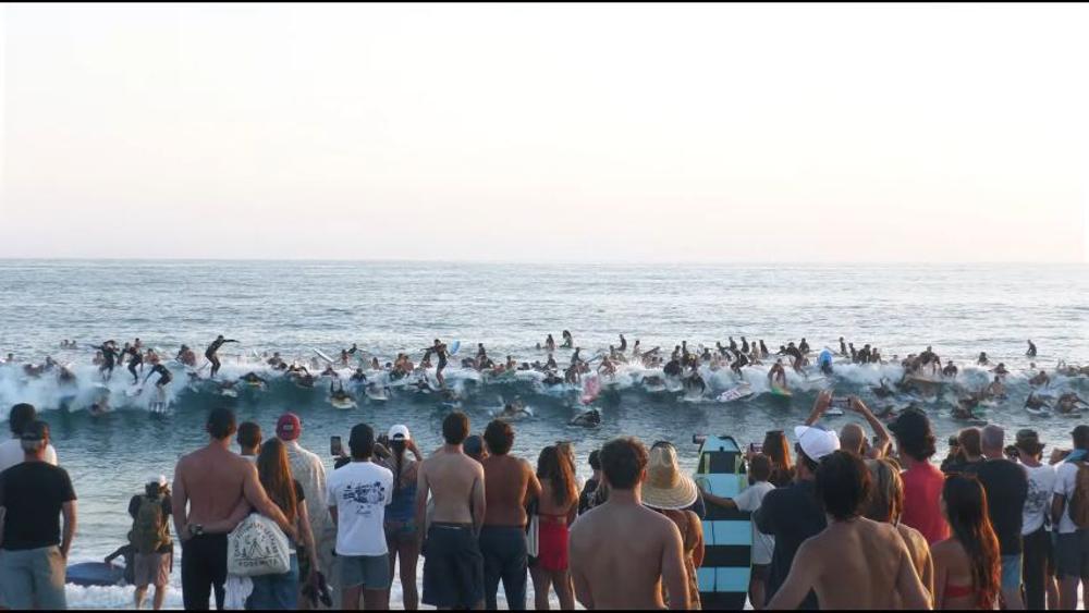 Noon-Moon-Crowd-Surfing-at-Tamarack-Beach-SLAMARACK-2025-HzjbNqjOlWs-853x480-0m35s