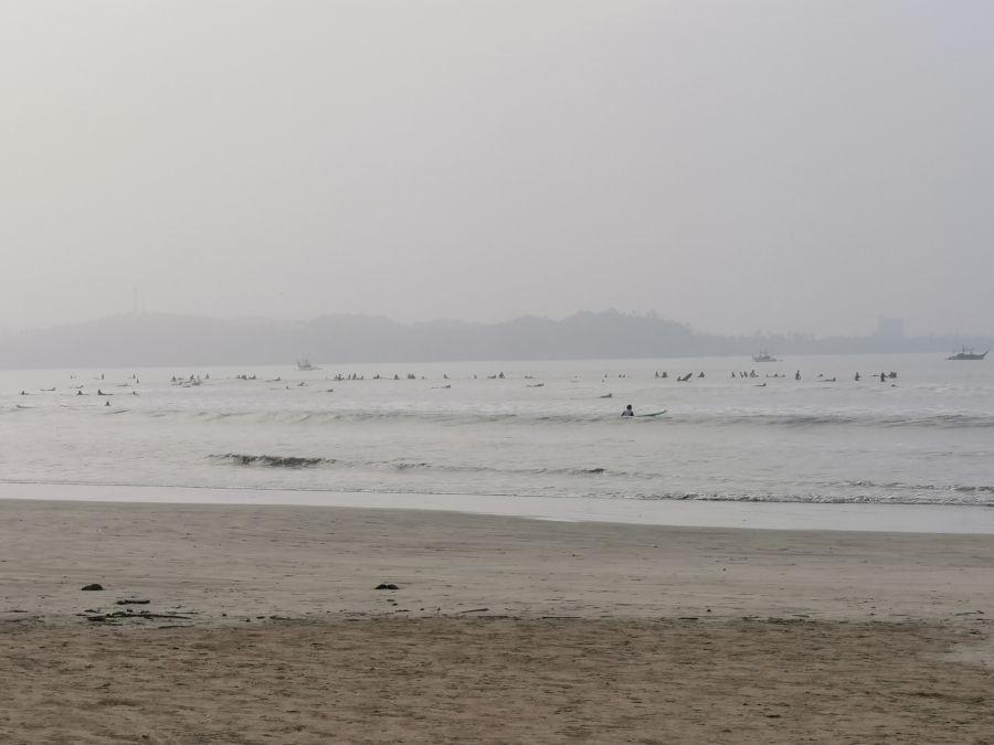 Weligama_crowd